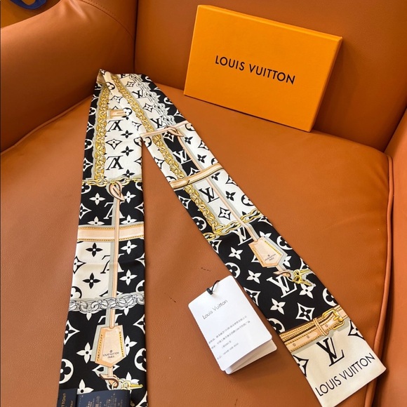 Louis Vuitton Scarf - Picture 2 of 8